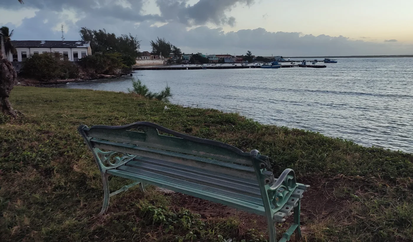 Franklin Fernández Torres en Gibara, Cuba, junto a la estatua